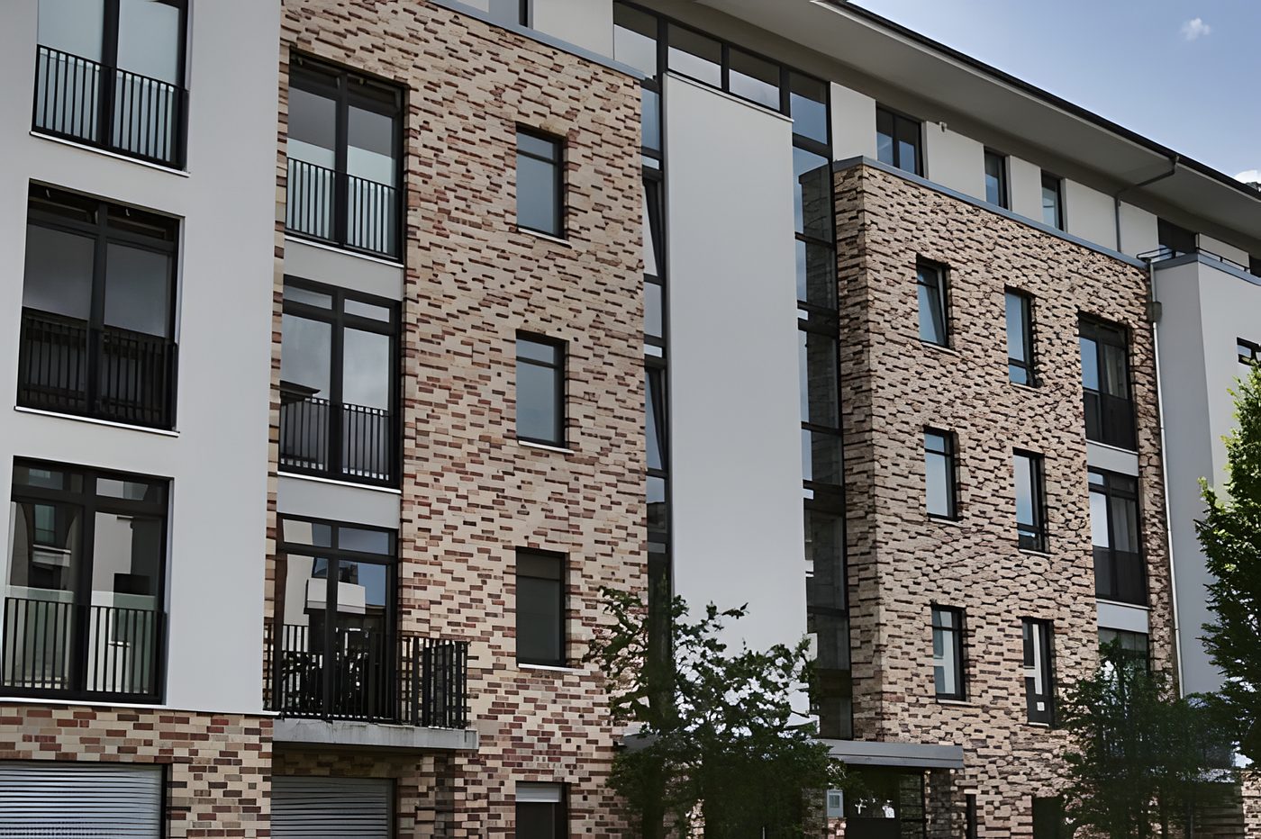 Modernes Klinkergebäude mit Balkonen in Hamburg